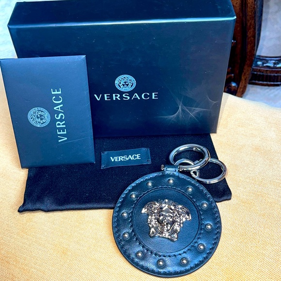 NWT VERSACE LA MEDUSA LOGO BLACK LEATHER STUDDED BAG CHARM KEY CHAIN - Picture 6 of 14